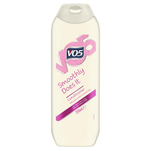 Vo5 Conditioner Smoothly Does It 250ml pack shot